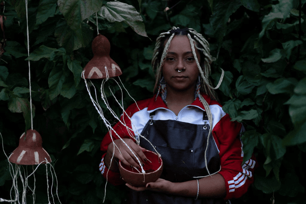 Ione Reis leva memórias afro-indígenas à Galeria Homero Massena