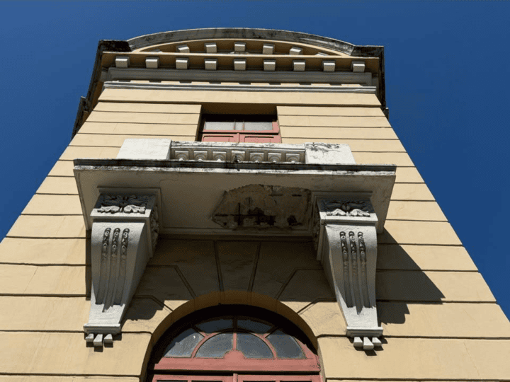 Parte de varanda da Fafi cai sobre calçada no Centro de Vitória