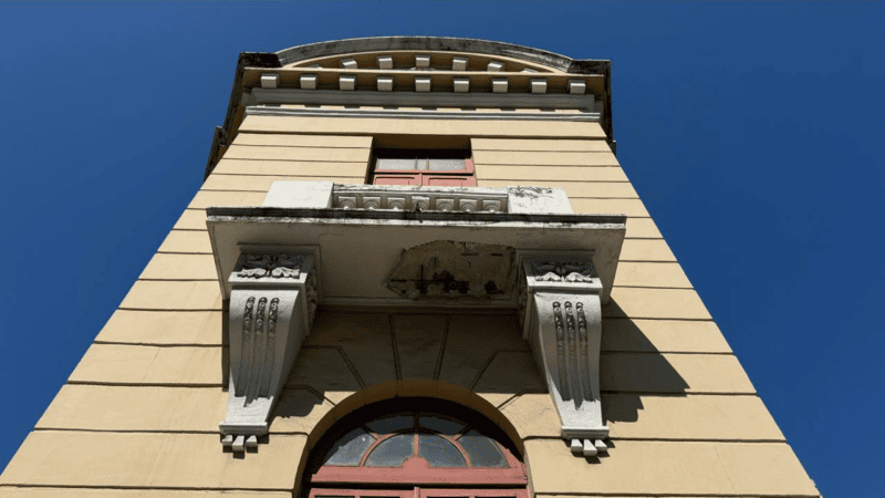Parte de varanda da Fafi cai sobre calçada no Centro de Vitória