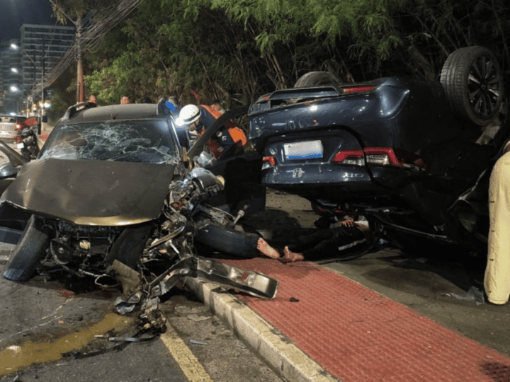 Três pessoas ficam feridas em capotamento após batida entre carros na Avenida Dante Michelini