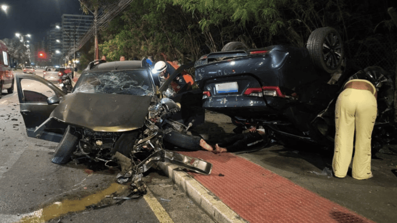 Três pessoas ficam feridas em capotamento após batida entre carros na Avenida Dante Michelini