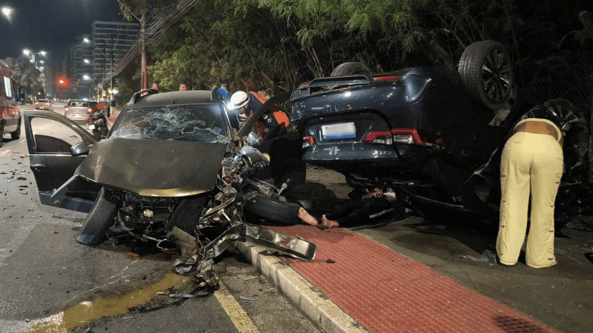 Três pessoas ficam feridas em capotamento após batida entre carros na Avenida Dante Michelini
