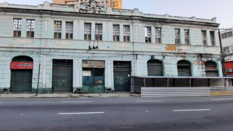 Tapumes para esconder o descaso, Mercado da Capixaba sofre com o abandono no Centro de Vitória