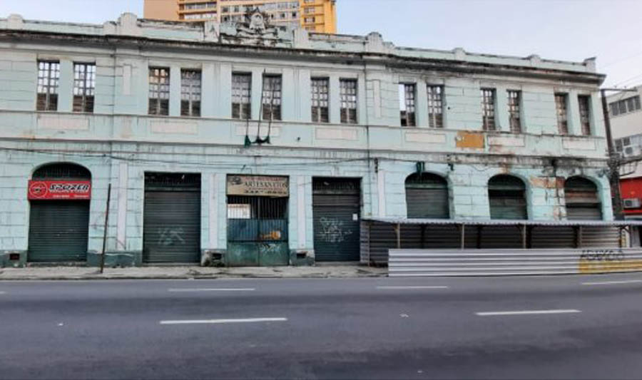 Tapumes para esconder o descaso, Mercado da Capixaba sofre com o abandono no Centro de Vitória