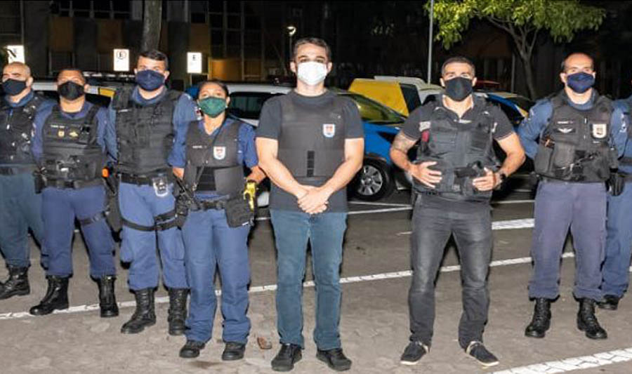 Prefeito e secretário de Segurança Urbana fazem operação em Vitória