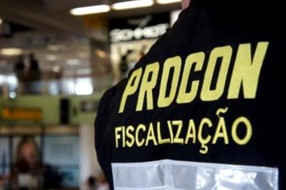 Procon Vitória realiza ação em empresas de serviços de internet