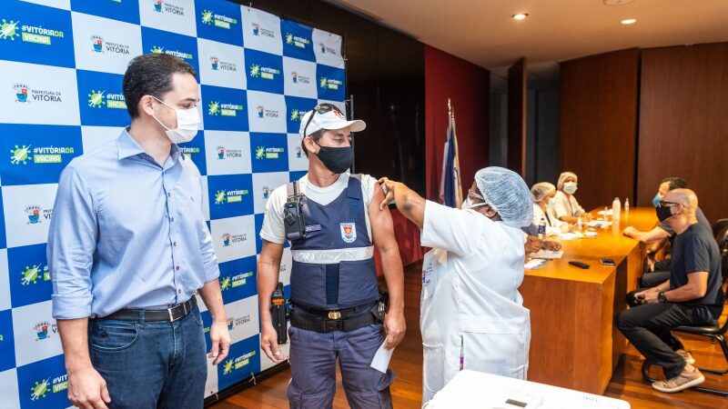 Profissionais da segurança e salvamento são vacinados contra Covid-19 em Vitória