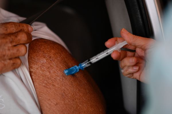 Vitória inicia vacinação contra Covid-19 para idosos com idade entre 60 a 64 anos