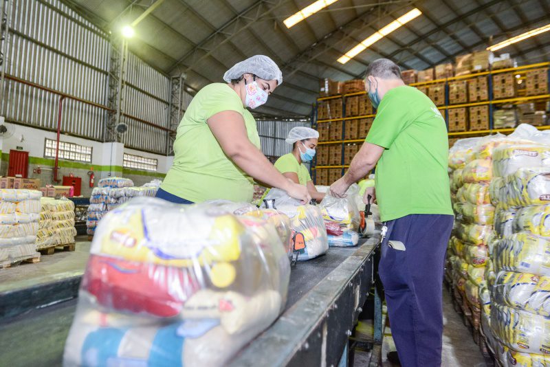 Prefeitura de Vitória preza pela segurança alimentar durante montagem dos kits escolar