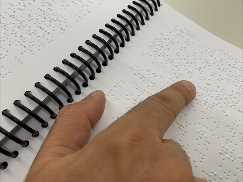 Acessibilidade: biblioteca municipal amplia acervo de livros acessíveis em braille