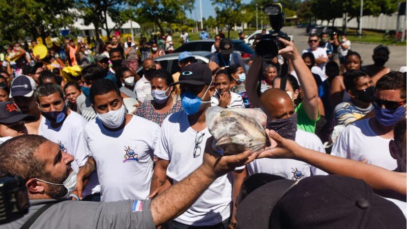 Sindicato dos pescadores realizam protesto em Vitória e distribuem uma tonelada de peixes