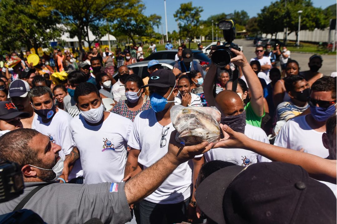 Sindicato dos pescadores realizam protesto em Vitória e distribuem uma tonelada de peixes