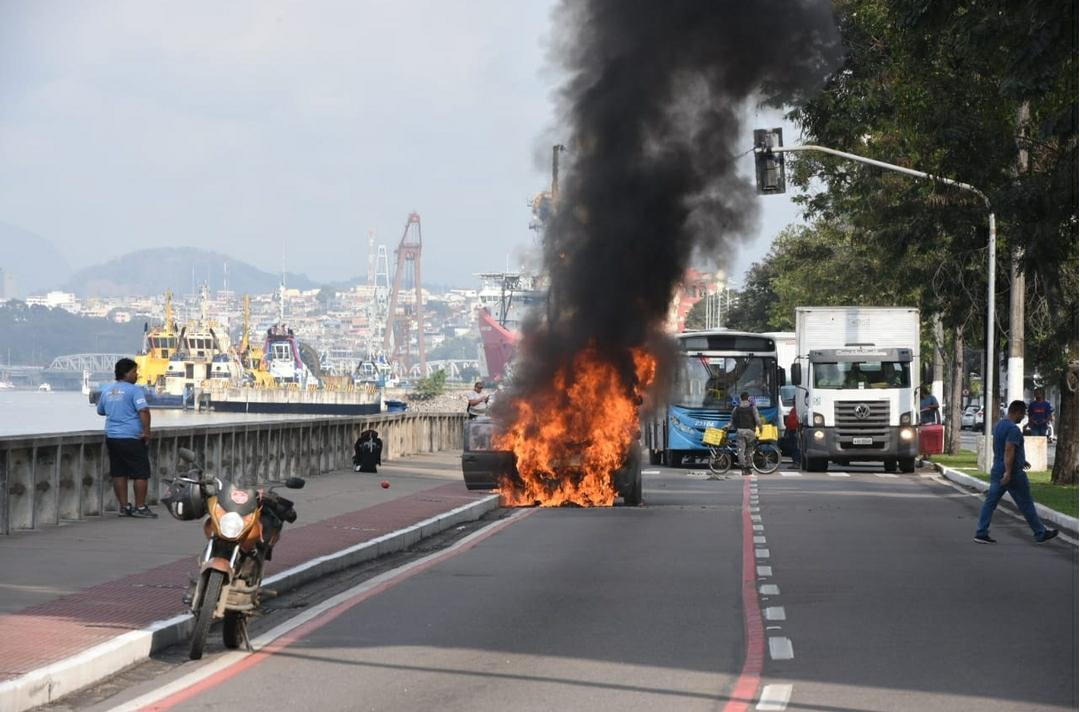 Veículo pega fogo próximo ao Centro da Capital, nesta sexta (13)