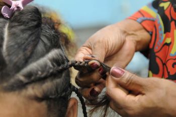 Odomodê oferece oportunidade para jovens em oficinas de penteado e corte de cabelo