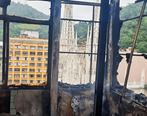 Sistema hidráulico de prédio no Centro de Vitória não funcionou, diz Corpo de Bombeiros