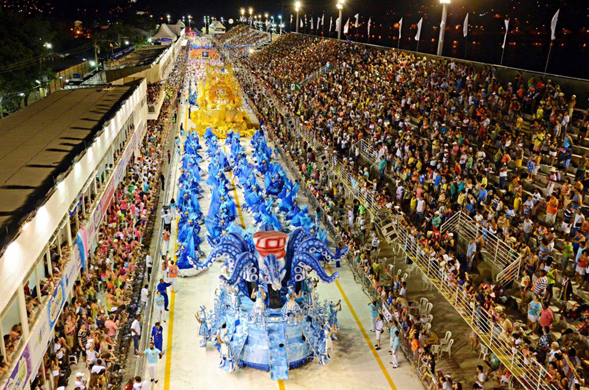 Vitória mantém desfile de escolas de samba