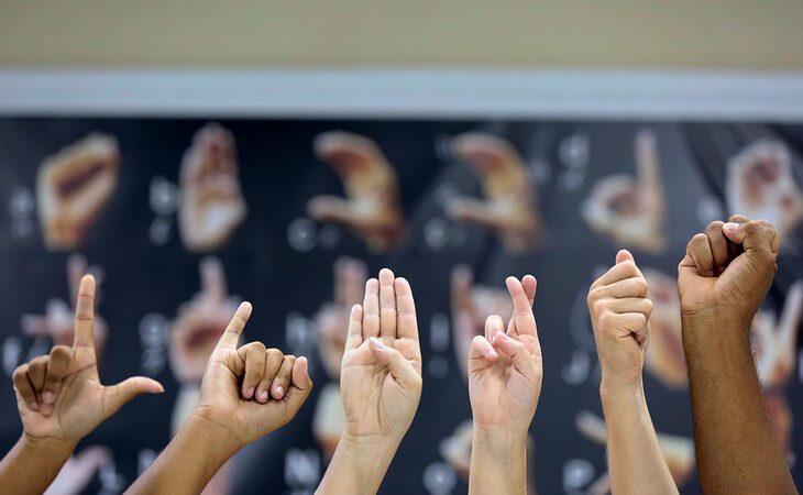 Educação Vitória: intérpretes e tradutores de Libras são chamados para atuar na rede de ensino