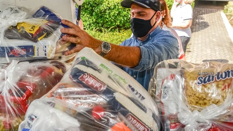 Famílias começam a receber kits de alimentos arrecadados no Carnaval de Vitória