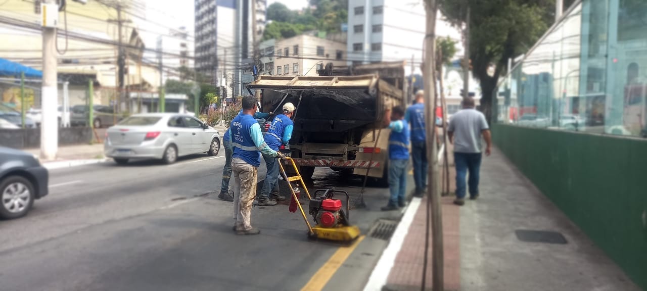 Prefeitura de Vitória realiza operação tapa buracos no Centro de Vitória