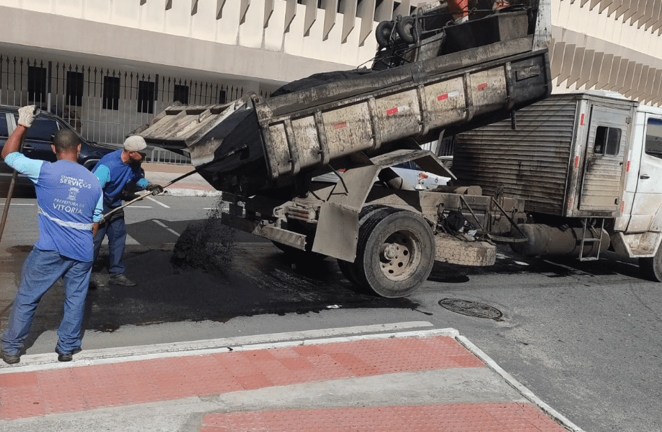 A Central 1, recupera asfalto com demandas de tapa buraco no Centro de Vitória