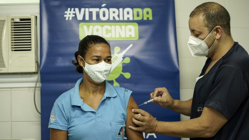 Vitória abre vagas para vacinação contra Covid, Gripe e Sarampo