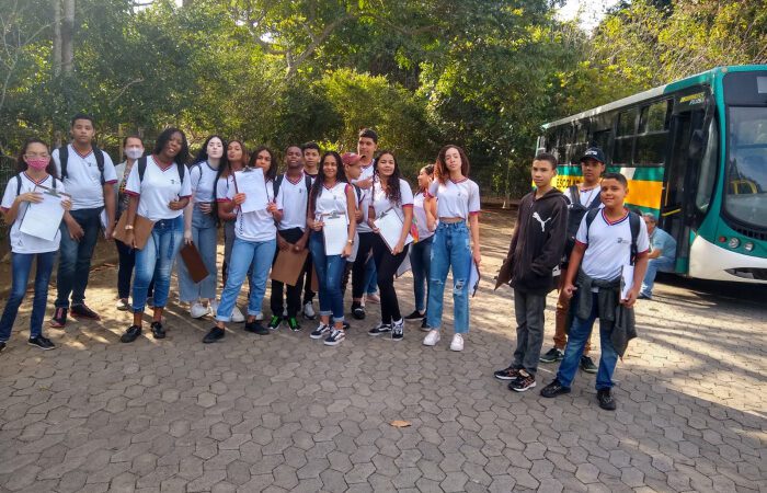 Estudantes aprendem sobre sustentabilidade e preservação no Parque da Fonte Grande
