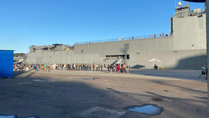 Imensa fila é formada no Centro de Vitória para visitação gratuita de navio