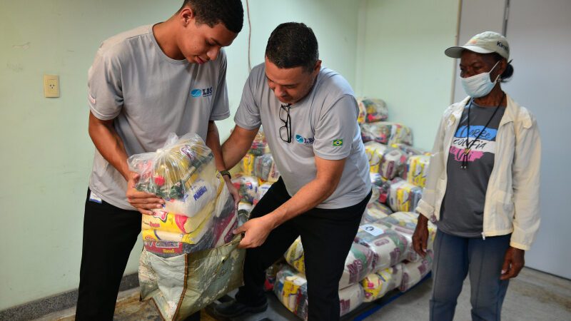 Mais famílias de Vitória recebem cestas básicas