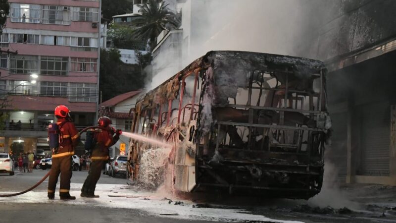 Ônibus é incendiado no Parque Moscoso após série de ataques
