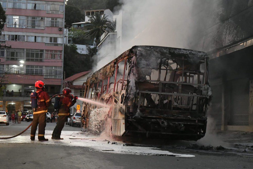 Ônibus é incendiado no Parque Moscoso após série de ataques