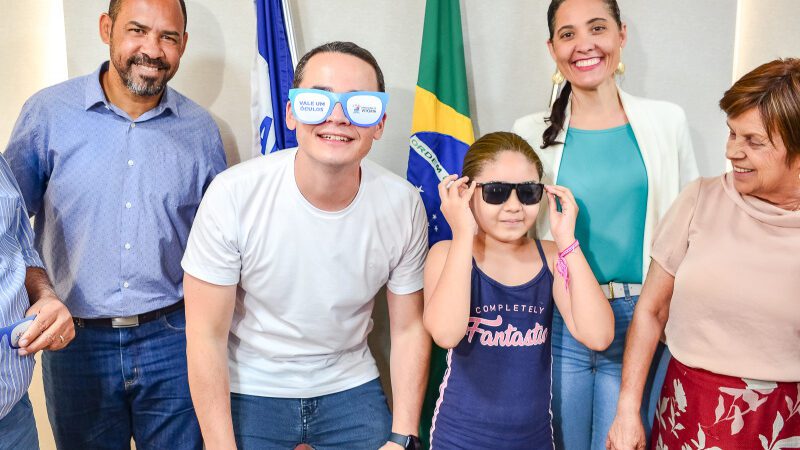Prefeitura de Vitória entrega óculos para estudantes da rede municipal de ensino