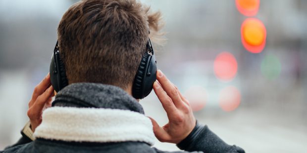Mais de 1 bilhão de jovens estão sob risco por uso de fone e música alta