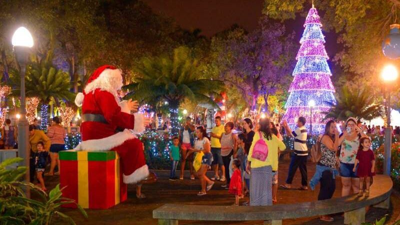 Papai Noel gigante na decoração de Natal do Parque Moscoso