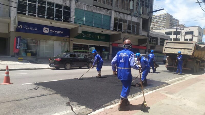 Prefeitura Municipal de Vitória através da Central de serviços realizou mais uma operação tapa buraco no Centro de Vitória.