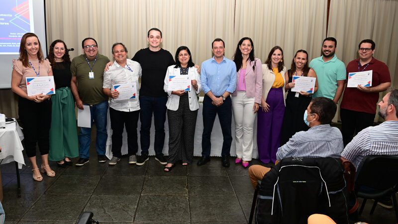 Diretores da rede de ensino encerram ciclo de formação e recebem notebooks, em Vitória