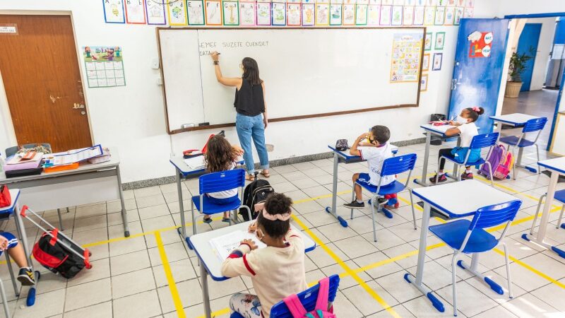 Educação de Vitória capacita servidores para uso do botão do pânico nas escolas