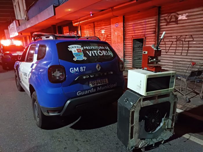 Guarda Municipal de Vitória prende trio em flagrante por arrombamento a loja no Centro