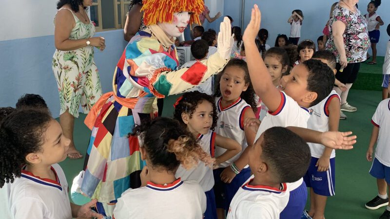 Crianças e estudantes voltam às aulas com alegria e animação