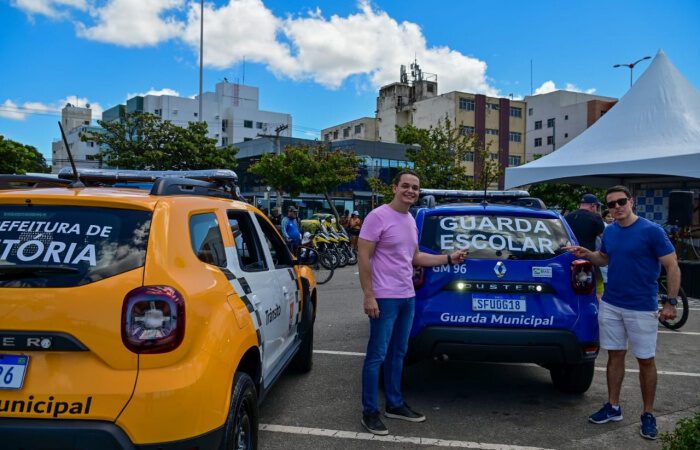 Prefeito de Vitória entrega mais 18 veículos para a Guarda da capital