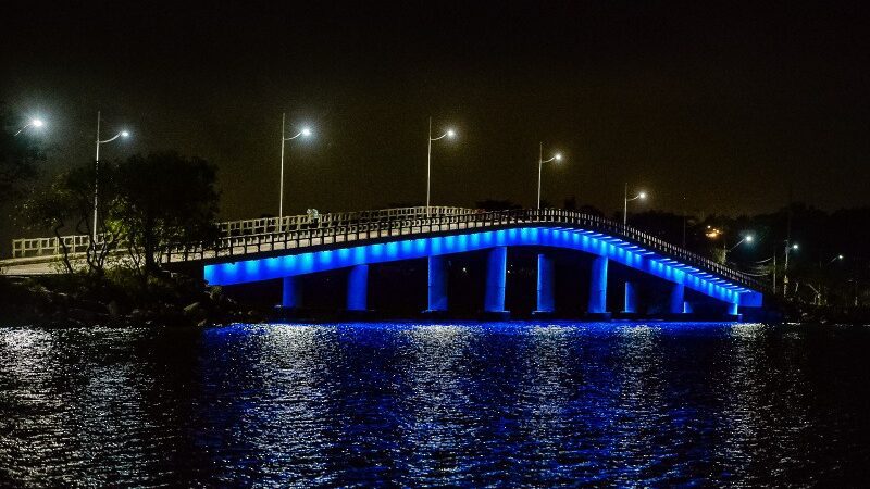 Ponte da Ilha do Frade é iluminada de azul como referência aos direitos das pessoas autistas