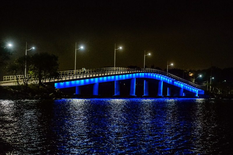 Ponte da Ilha do Frade é iluminada de azul como referência aos direitos das pessoas autistas