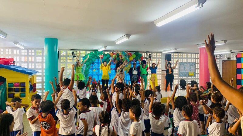 Teatro musical garante muita diversão para crianças de Cmei no bairro Bonfim