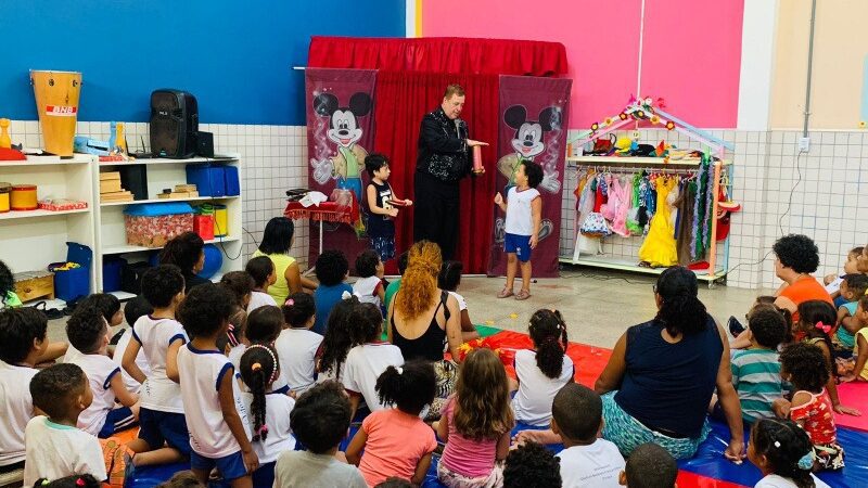 Show de mágica faz a alegria das crianças em Cmei no bairro Mario Cypreste