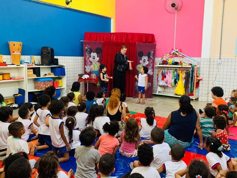 Show de mágica faz a alegria das crianças em Cmei no bairro Mario Cypreste