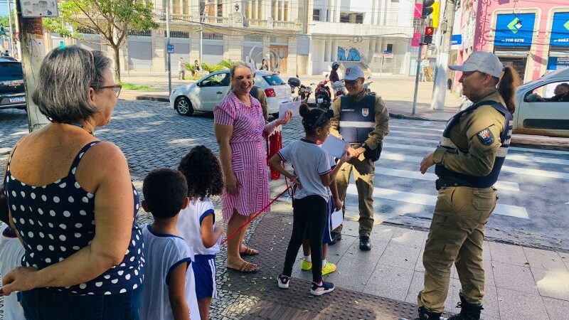 Crianças participam de campanha de incentivo à educação no trânsito no Centro de Vitória