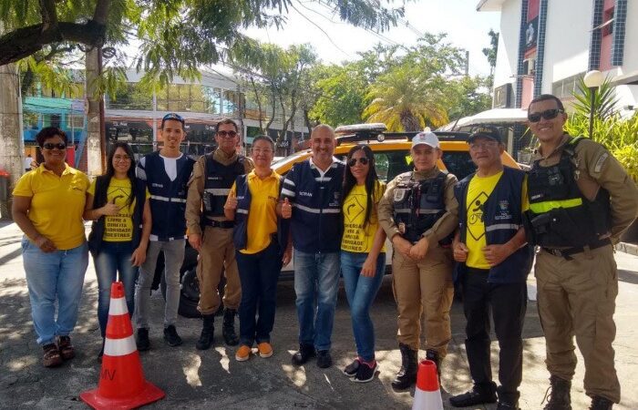 Motoristas recebem orientação e folhetos explicativos