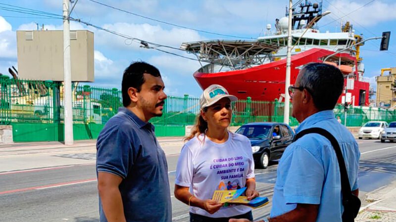 Ação de conscientização destaca a importância do descarte correto de lixo no Centro de Vitória