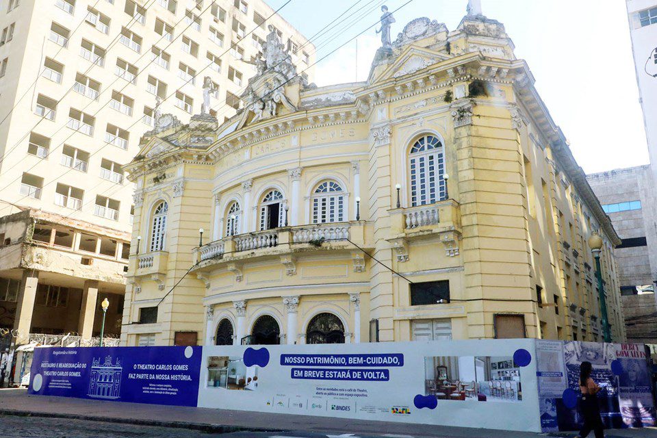 Reforma do Teatro Carlos Gomes é reiniciada após mais de 4 anos sem atividades culturais