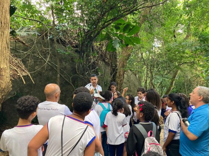 Estudantes aprendem a enxergar Vitória de diferentes perspectivas através das trilhas na Fonte Grande