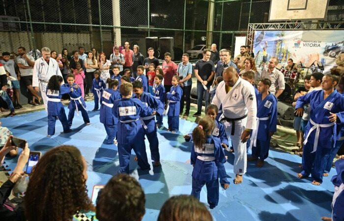 Alunos de judô recebem kimonos em ação da PMV em prol do esporte